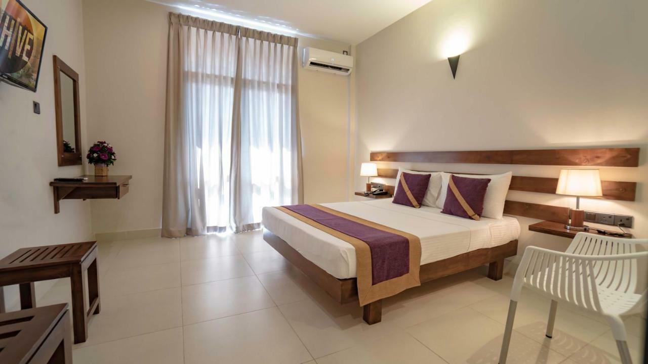 Hive 68 - Hotel And Resorts Негомбо Екстериор снимка